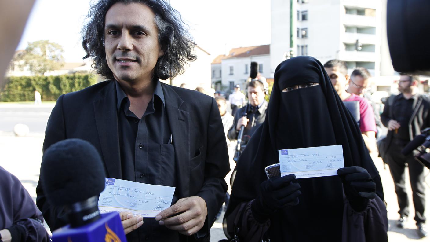 Rachid Nekkaz e gli assegni da lui dati ad una donna multata in Francia, nel settembre del 2011, per aver indossato il burqa nonostante il divieto delle autorità