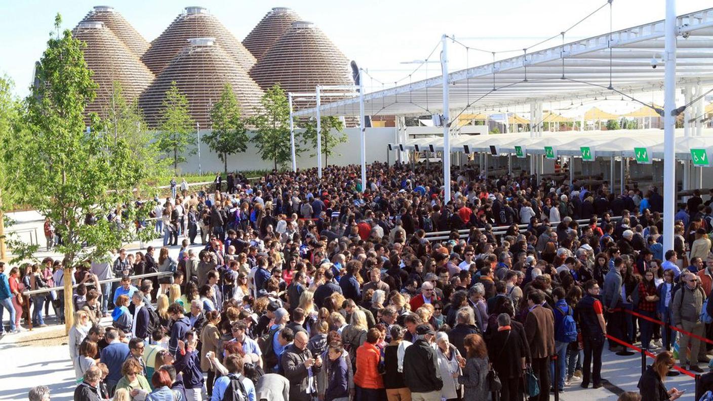 Visitatori in coda per accedere all'esposizione universale di Milano