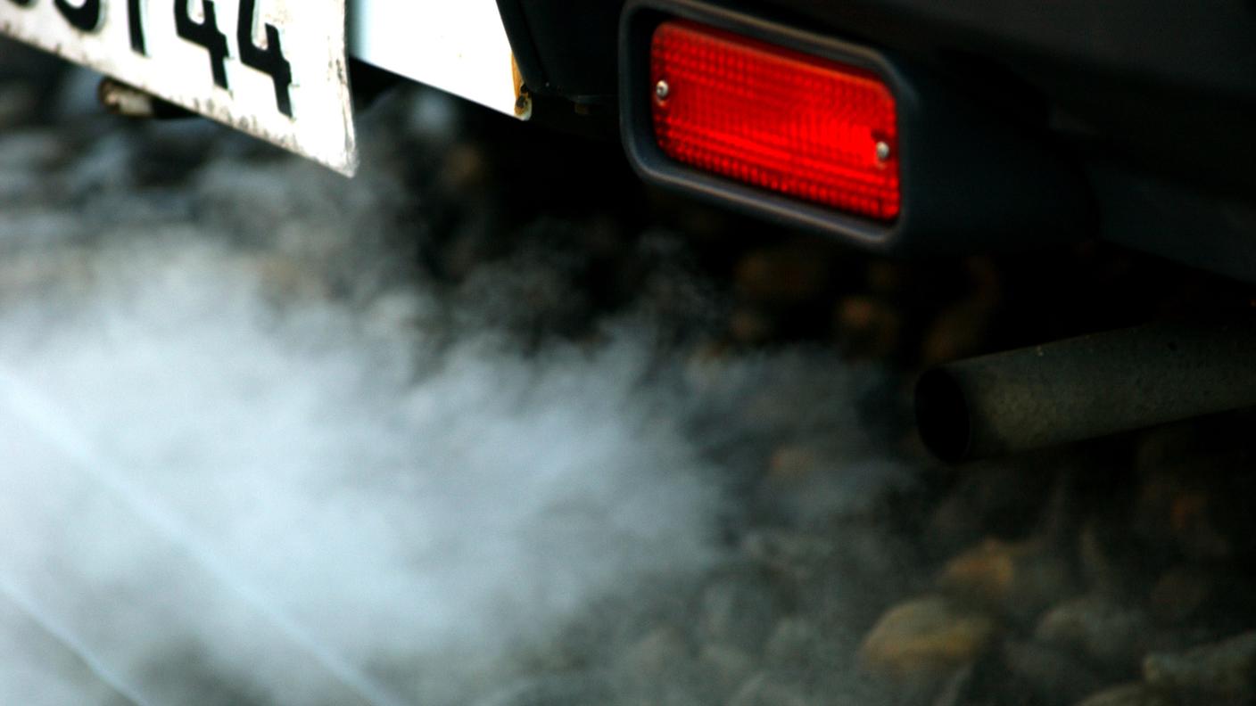 Lasciare il motore acceso in sosta fa male ad ambiente e portafogli