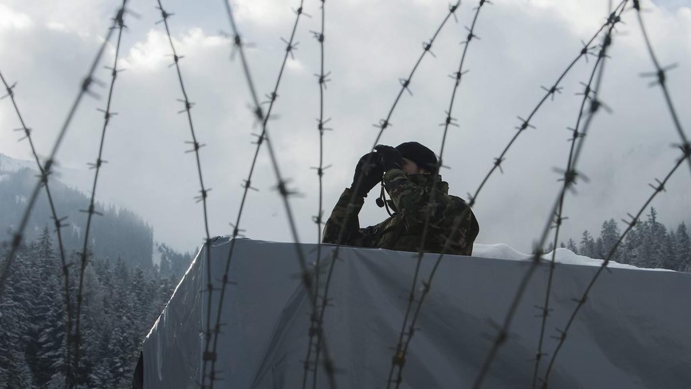 Un militare impegnato nella sorveglianza al World Economic Forum (WEF) di Davos (archivio)