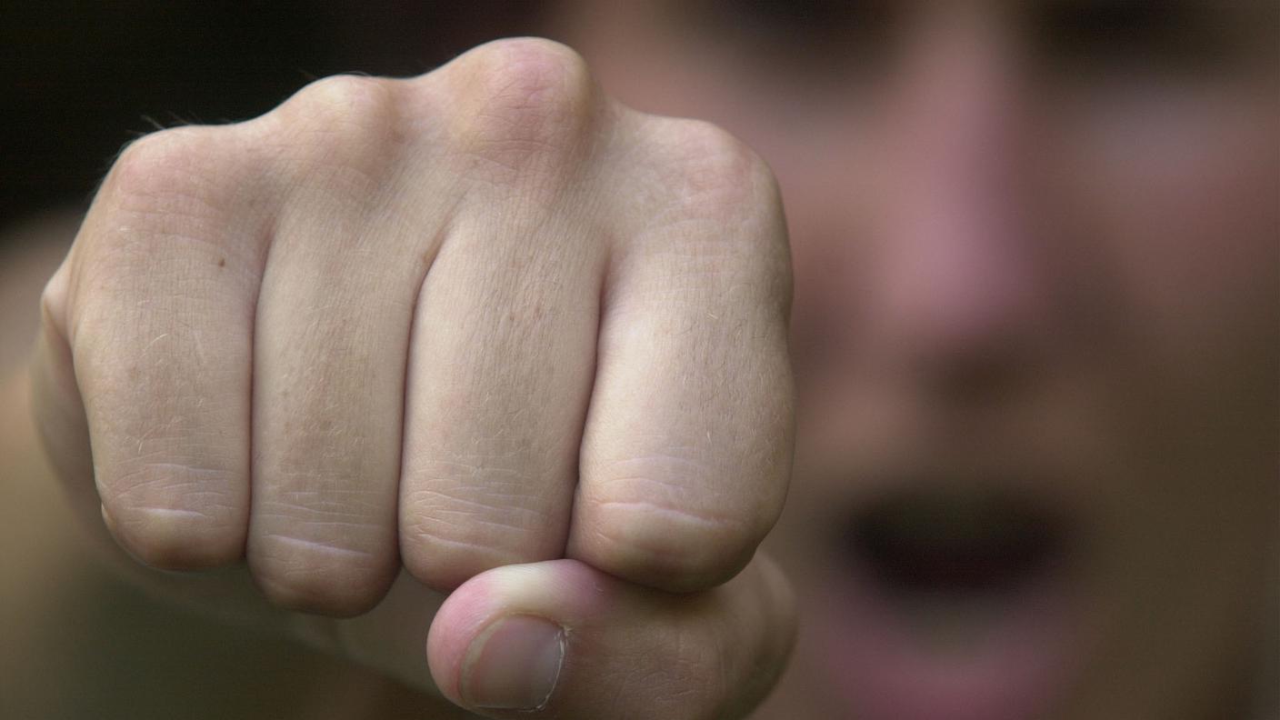 La vittima ha riportato ferite alla testa e due denti rotti
