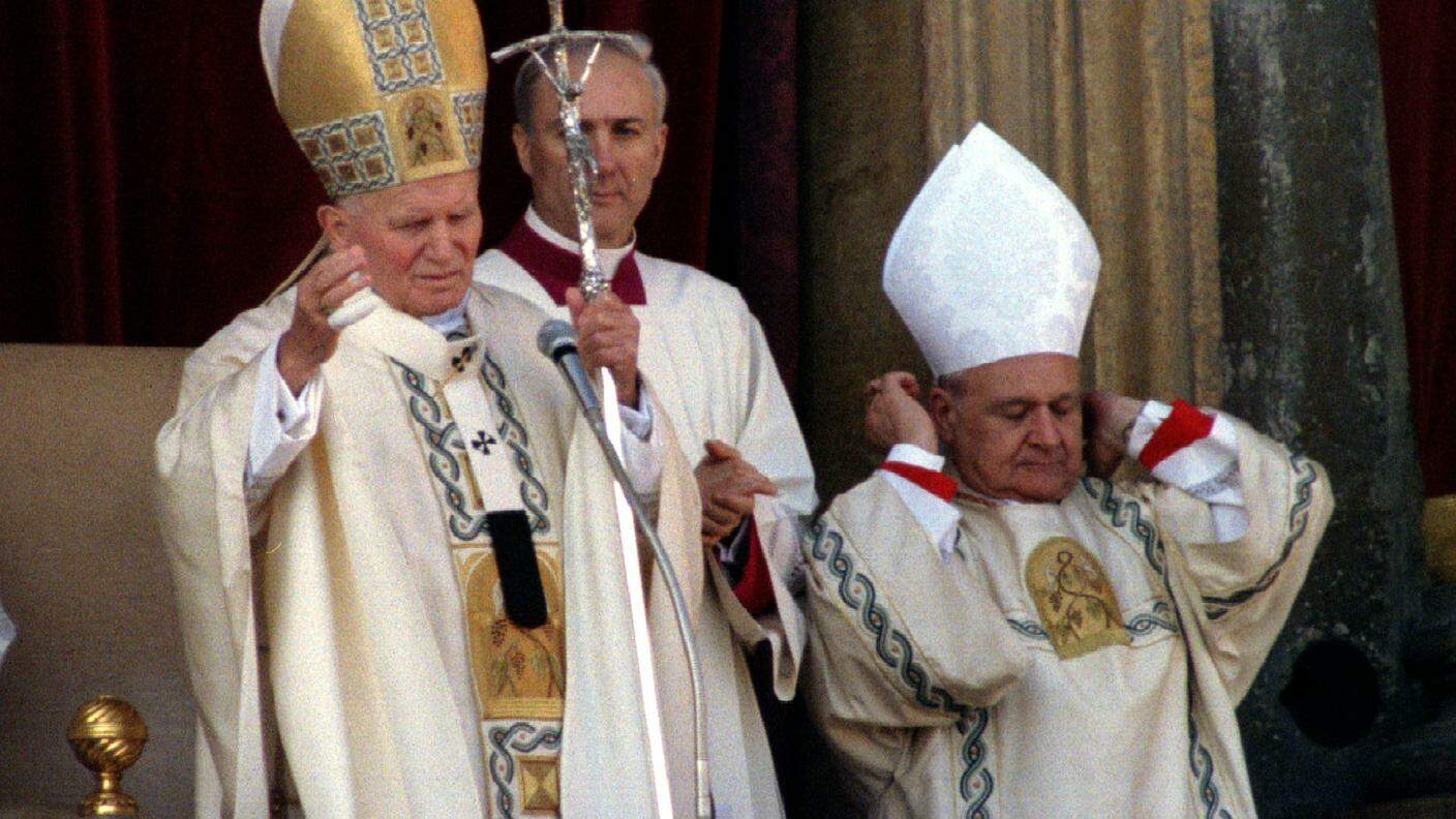 Il cardinale Gilberto Agustoni ritratto nel 1994 a fianco di Papa Wojtila
