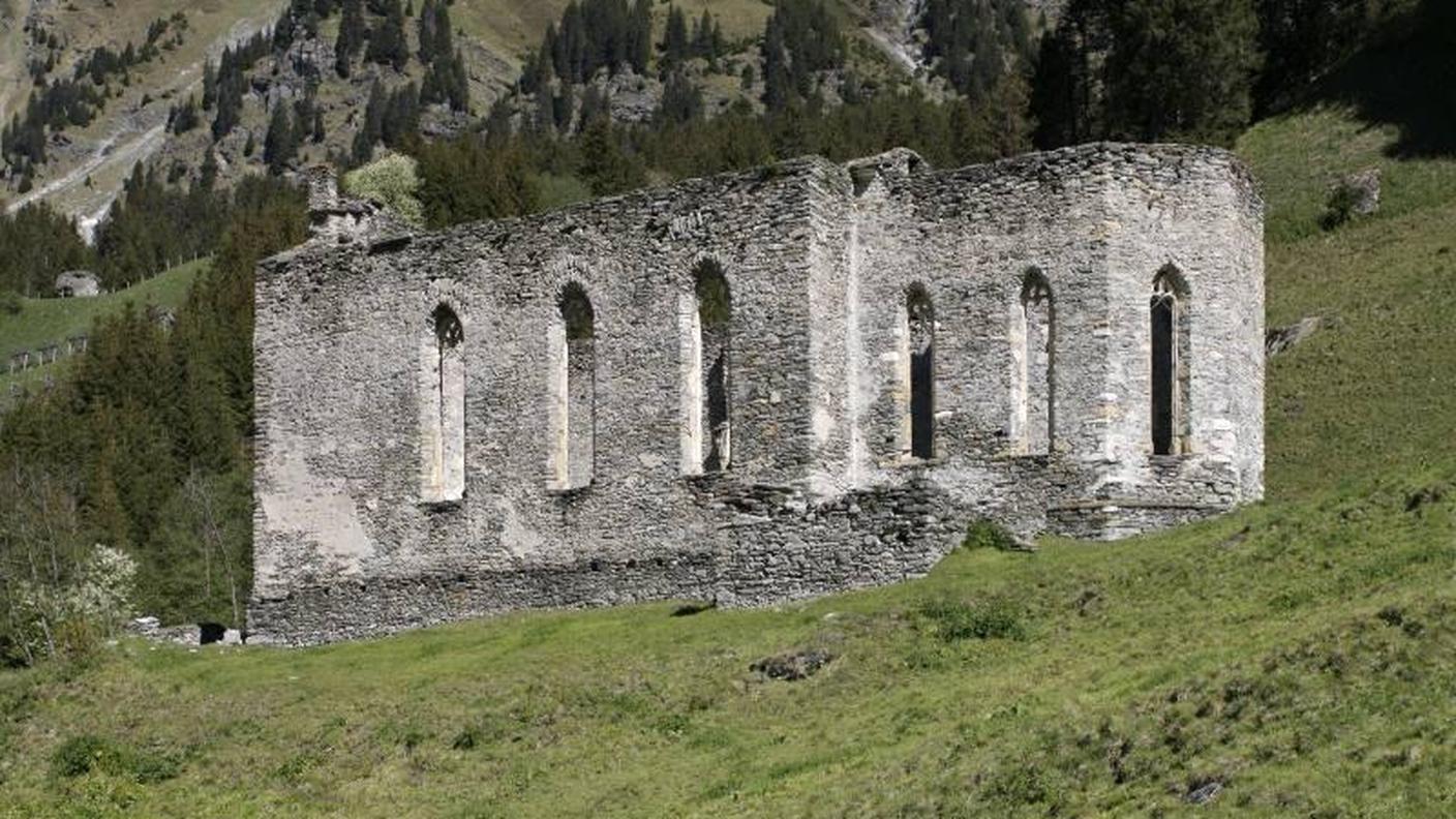 Le rovine della chiesa di San Gaudenzio al centro del caso