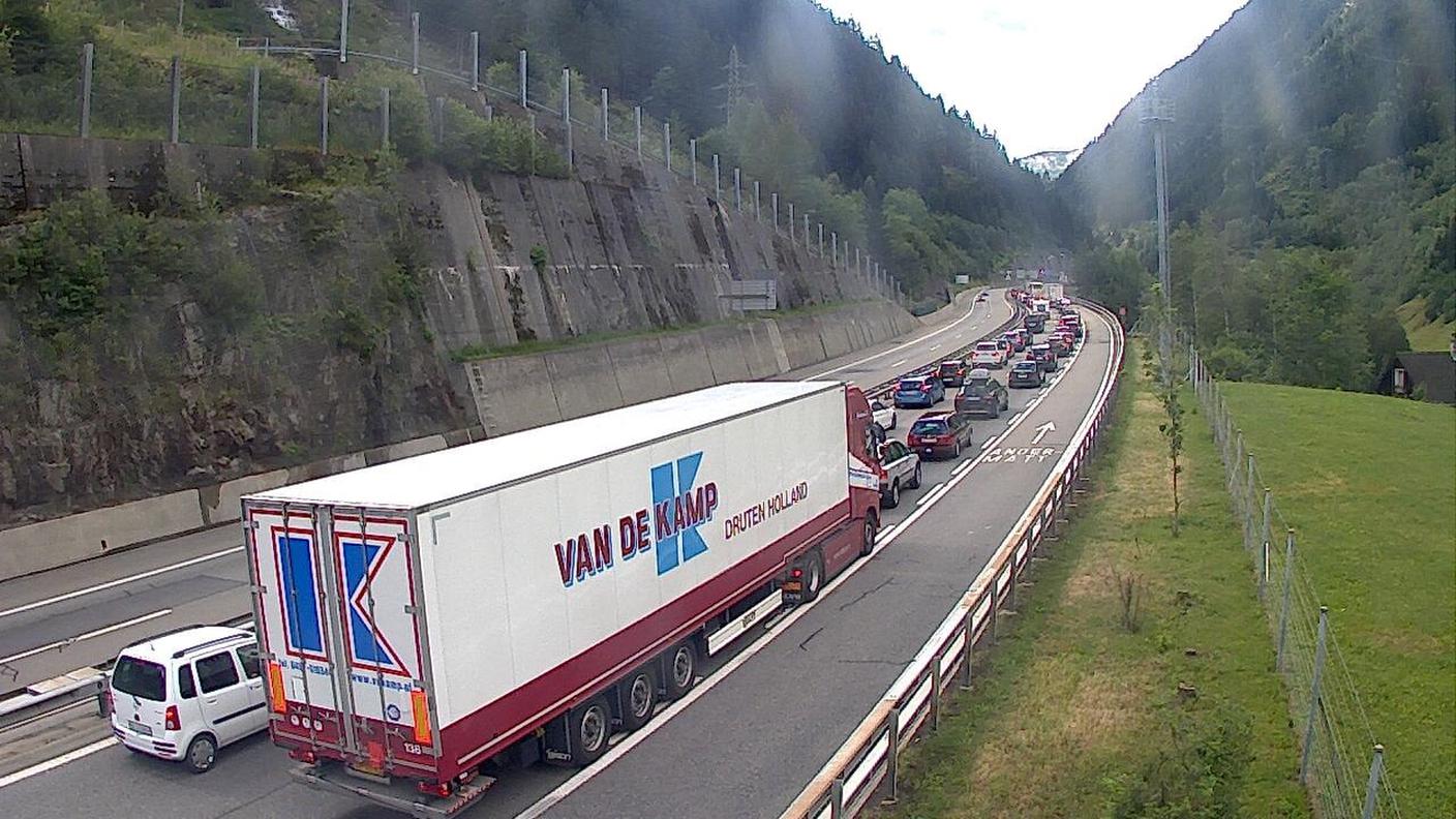 La coda di veicoli verso il Ticino si estendeva su oltre 5 km sabato al San Gottardo