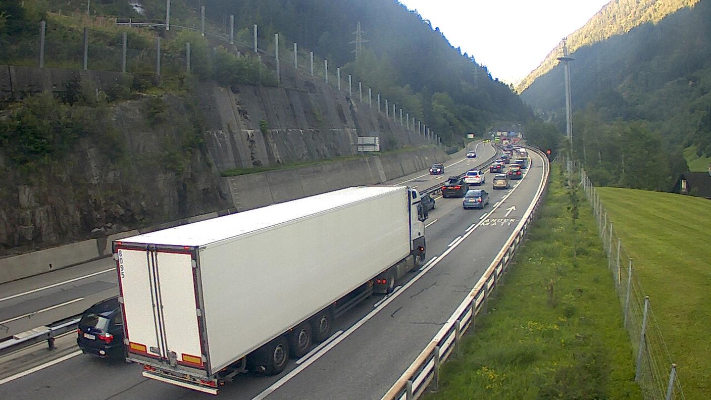 Domenica in coda per tante persone per attraversare il San Gottardo