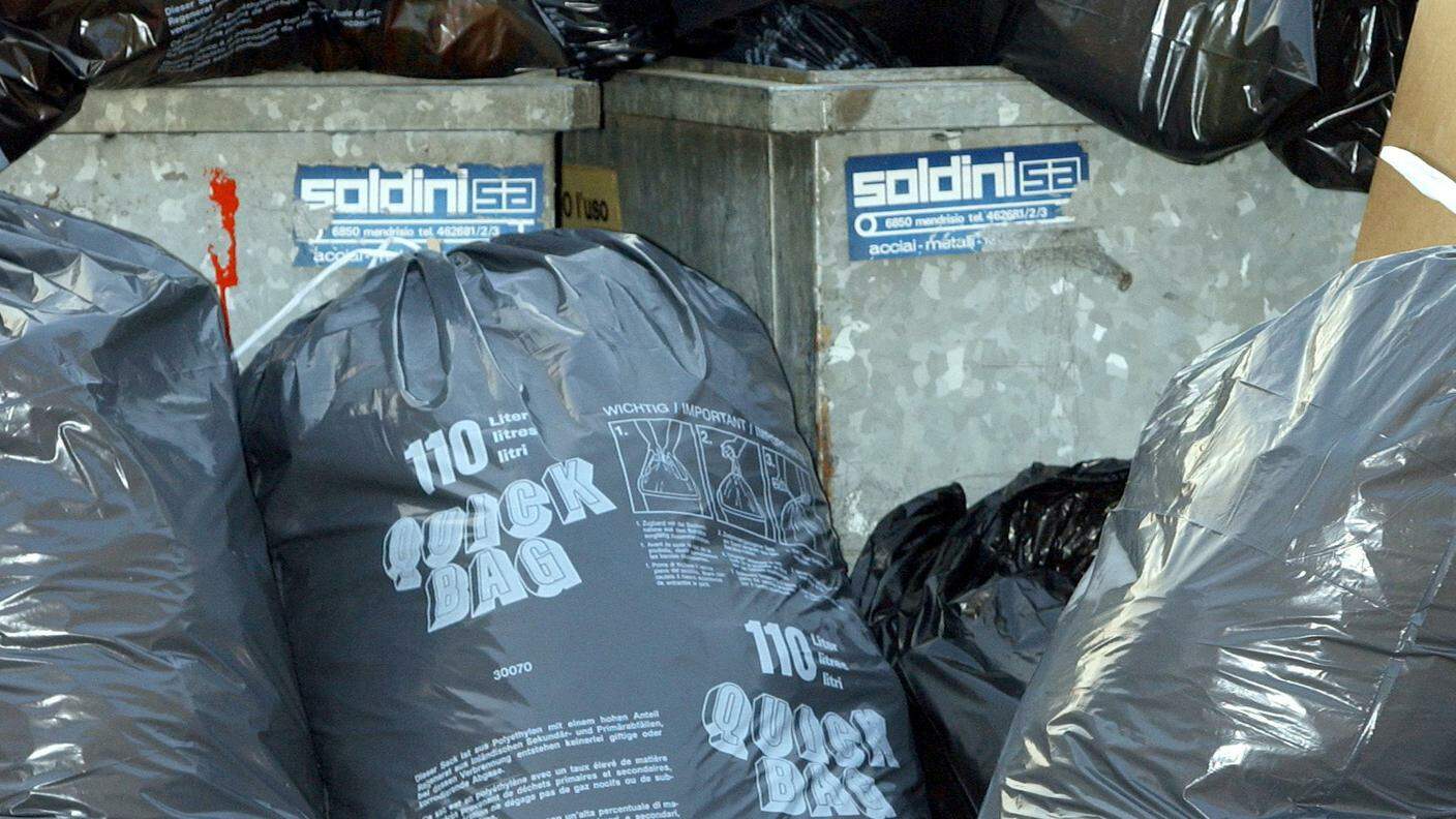 Dal gennaio 2019 pure a Locarno i sacchi neri saranno sostituiti da quelli ufficiali azzurri