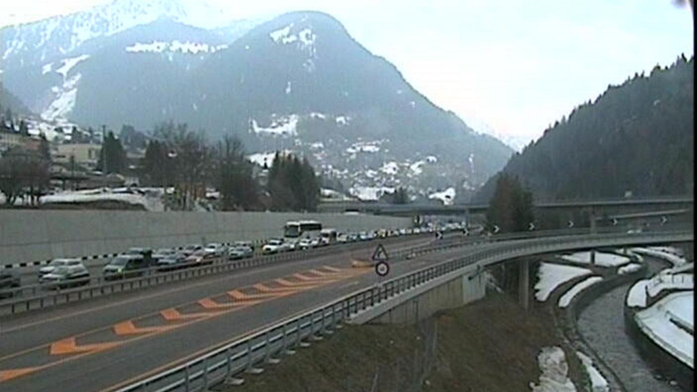I veicoli in coda domenica al portale airolese del tunnel del San Gottardo