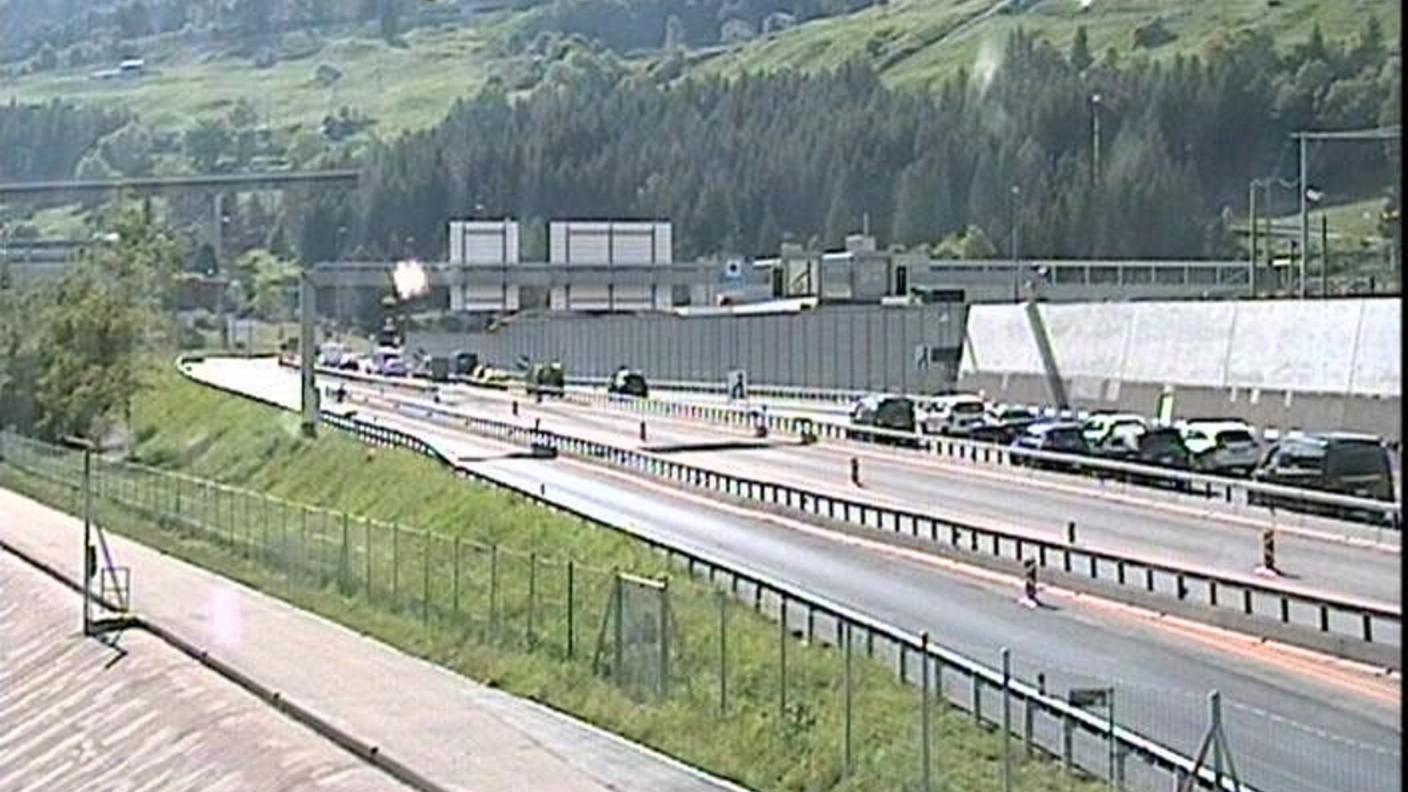I veicoli in colonna poco prima dell'entrata nel tunnel del San Gottardo ad Airolo