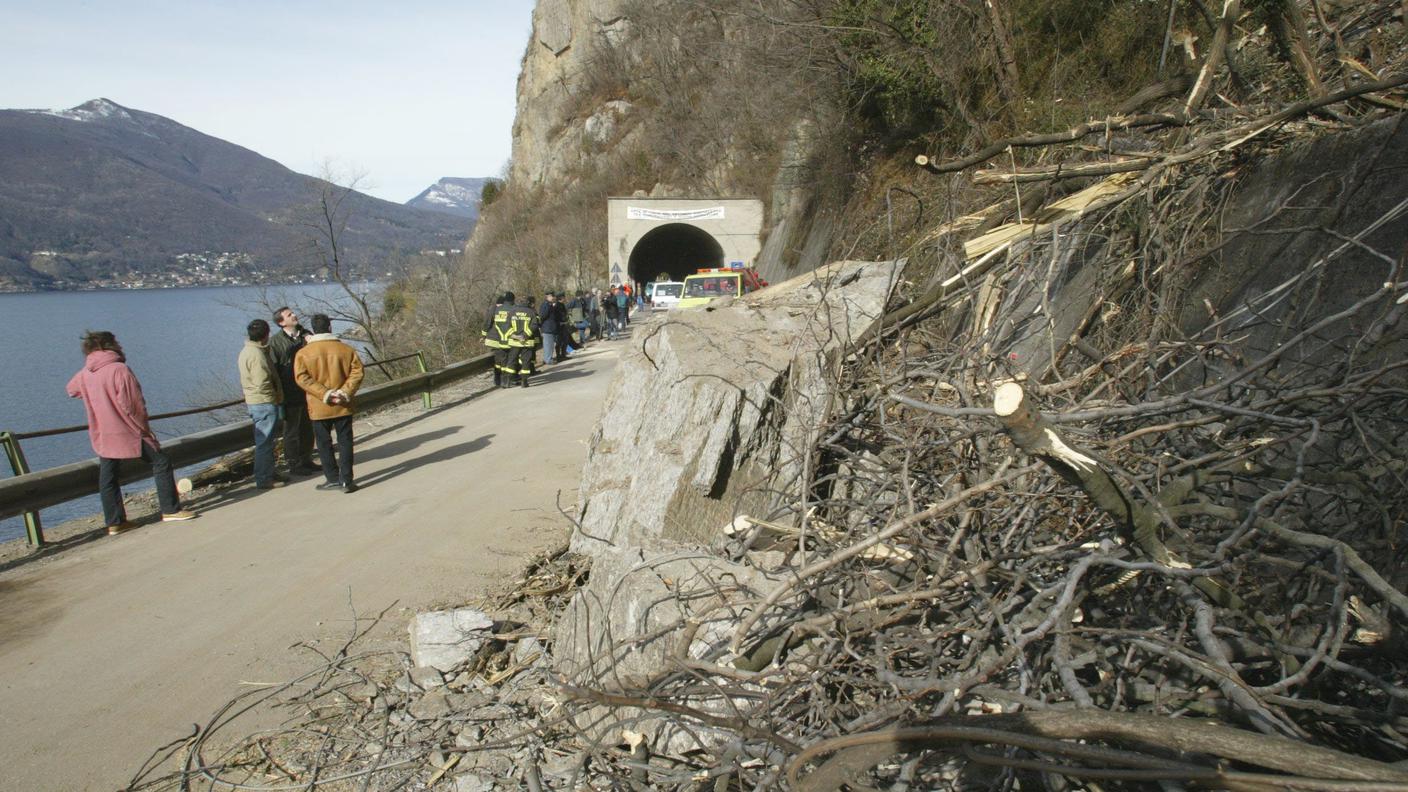 Pure nel febbraio 2002 una frana bloccò a lungo strada e binari tra Luino e Dirinella