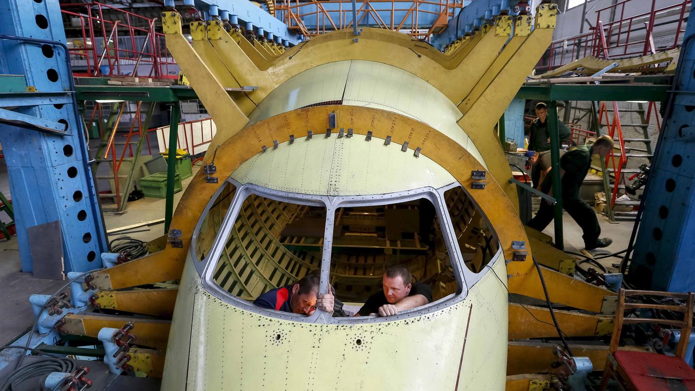 Operai al lavoro su in un velivolo in assemblaggio negli stabilimenti Antonov di Kiev