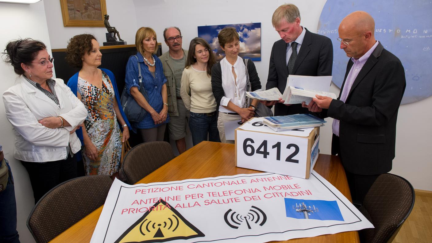 La consegna delle firme contro le antenne
