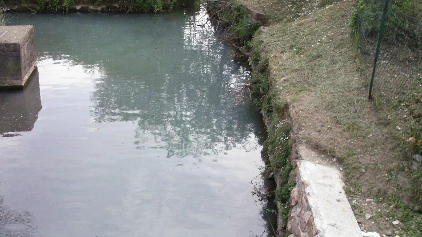 Piccoli fiumi trasportano a lago le acque luride