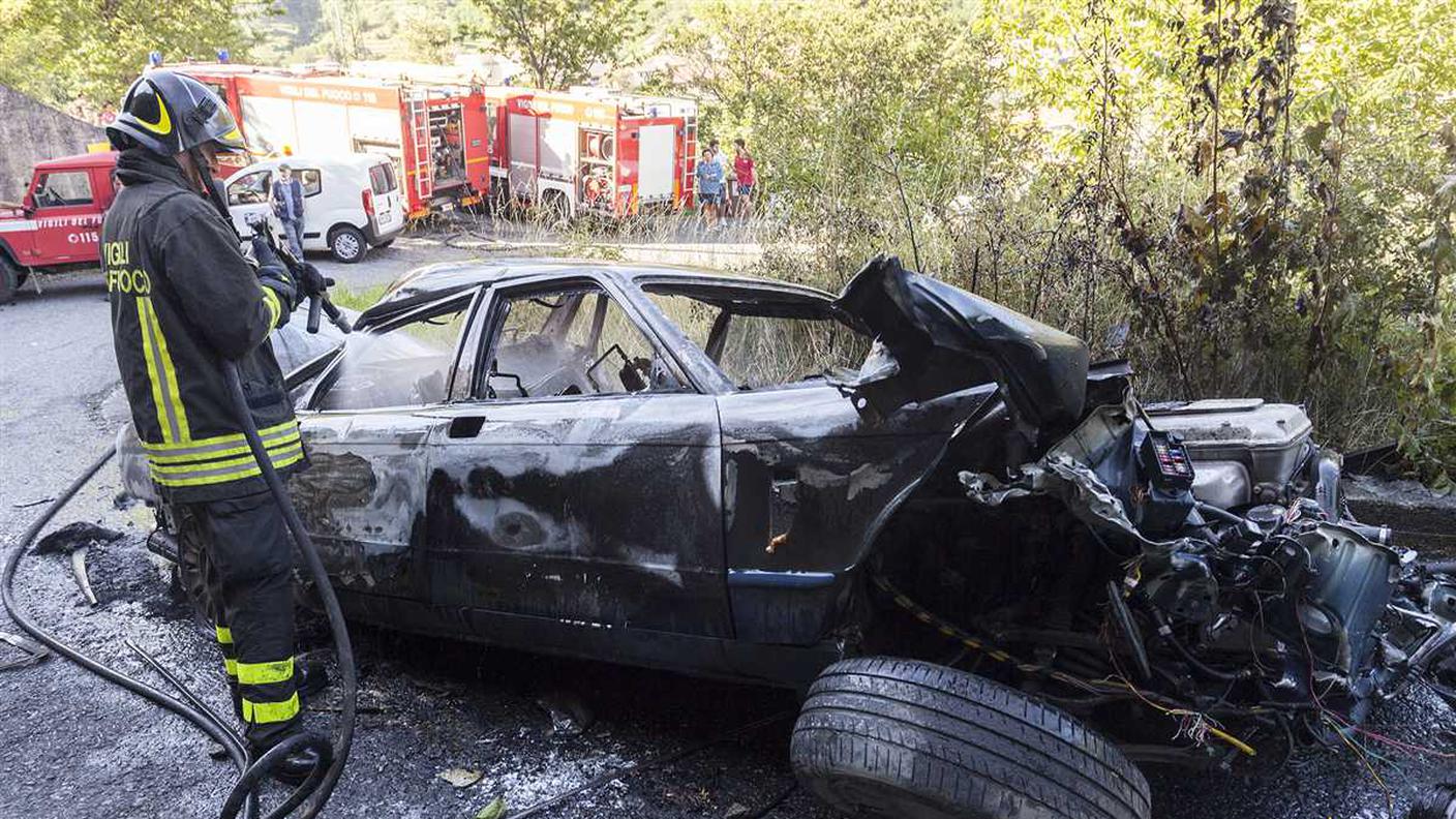 La carcassa dell'auto precipitata dal cavalcavia