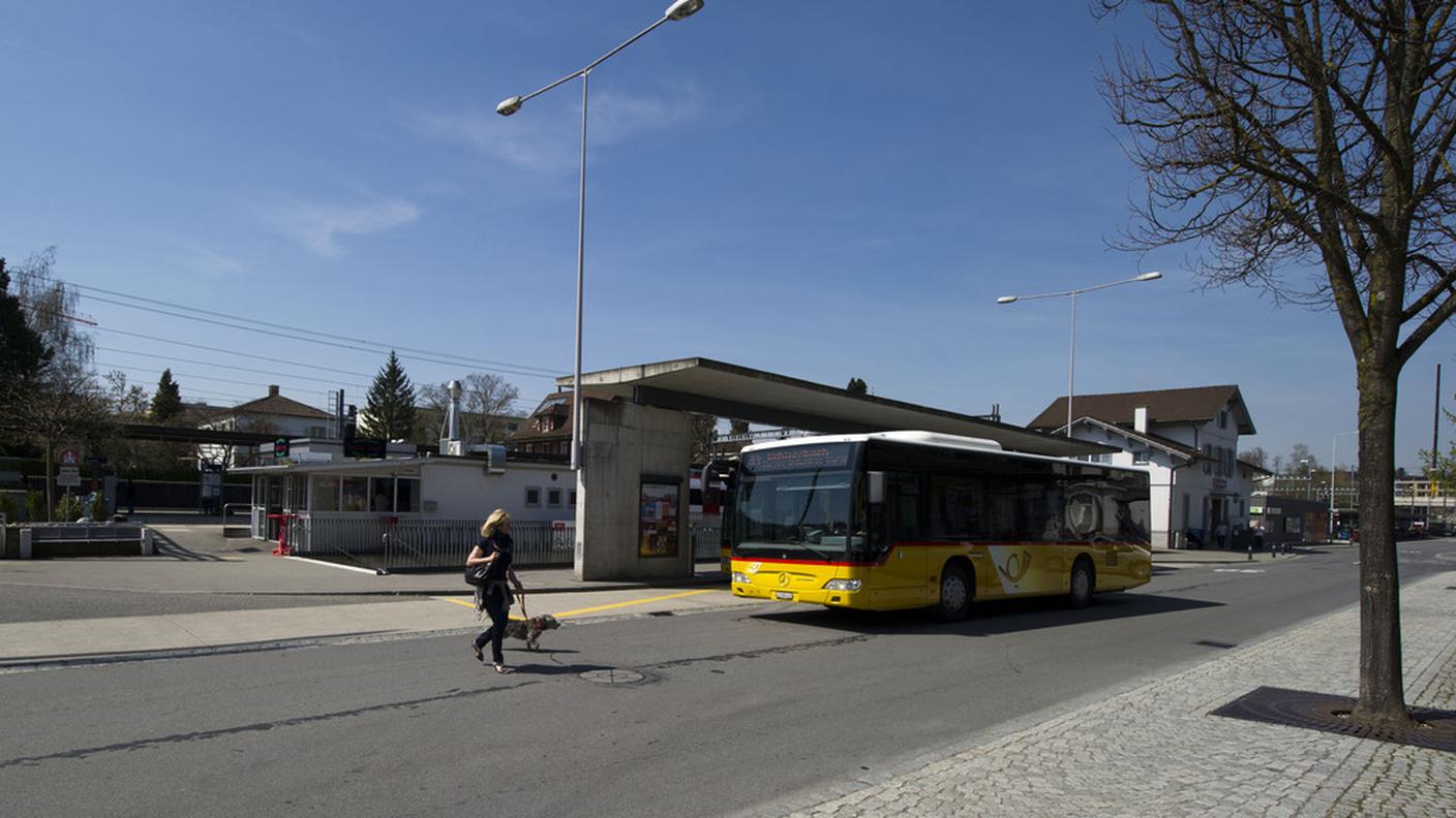 bus trasporti pubblici posta 26.4.13 ky.JPG