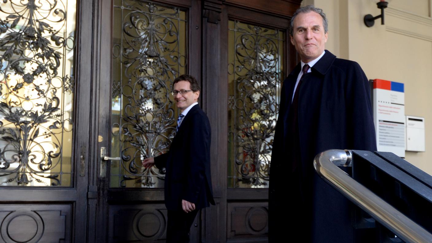 Reto Brunett (a destra) e il suo avvocato prima di entrare in aula