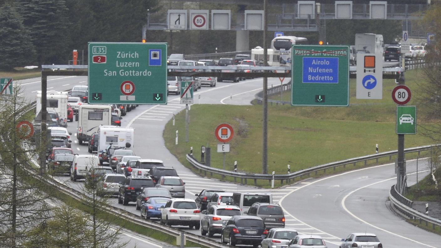 Coda anche al portale sud della galleria del San Gottardo