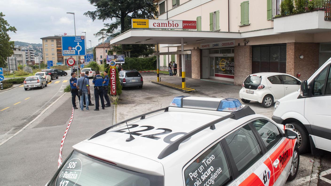 Mezzi e agenti della polizia cantonale sul posto della rapina