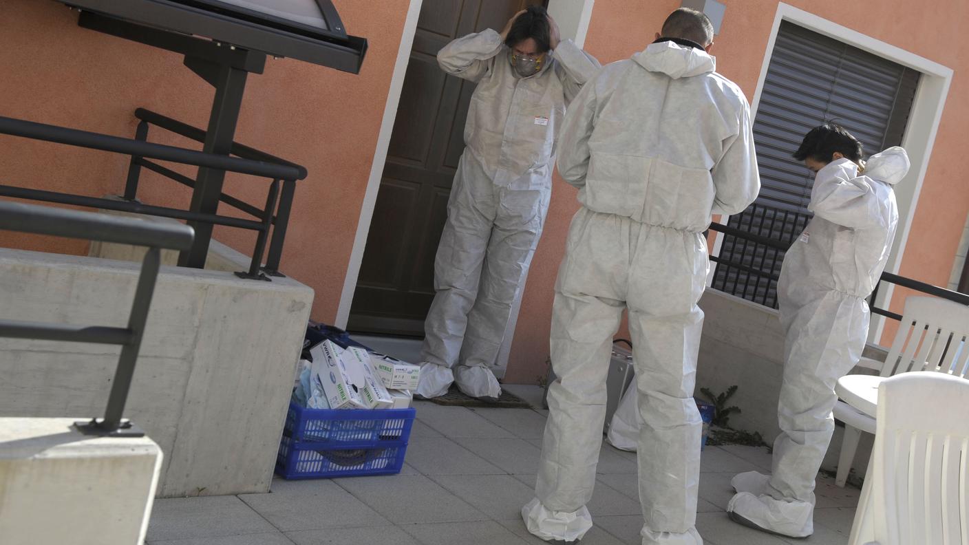 La scientifica davanti al Residence Sommer dove era stato rinvenuto il cadavere in avanzato stato di decomposizione