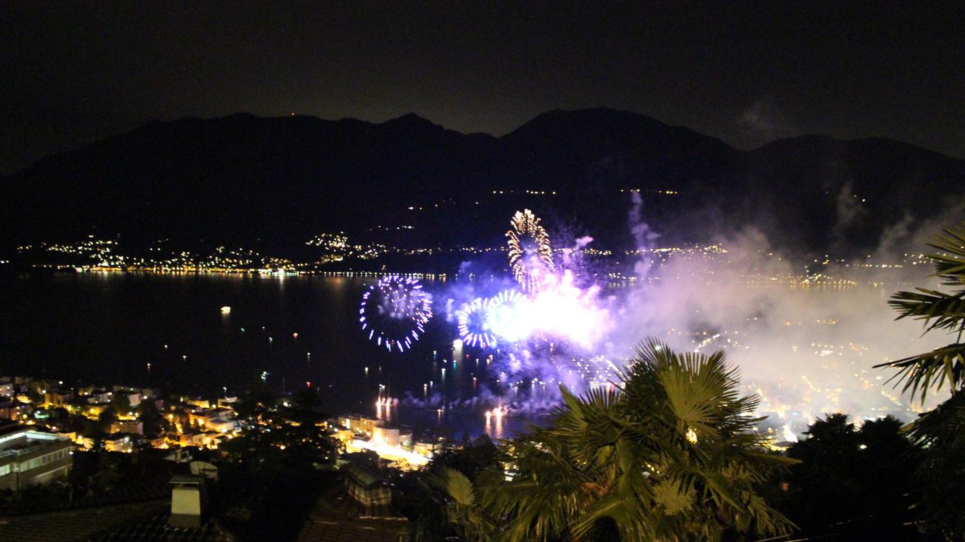 Fuochi d'artificio nel golfo di Locarno