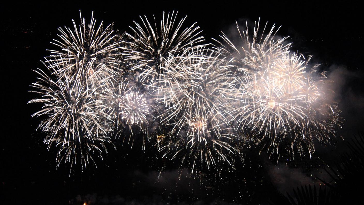 Fuochi d'artificio nel golfo di Locarno