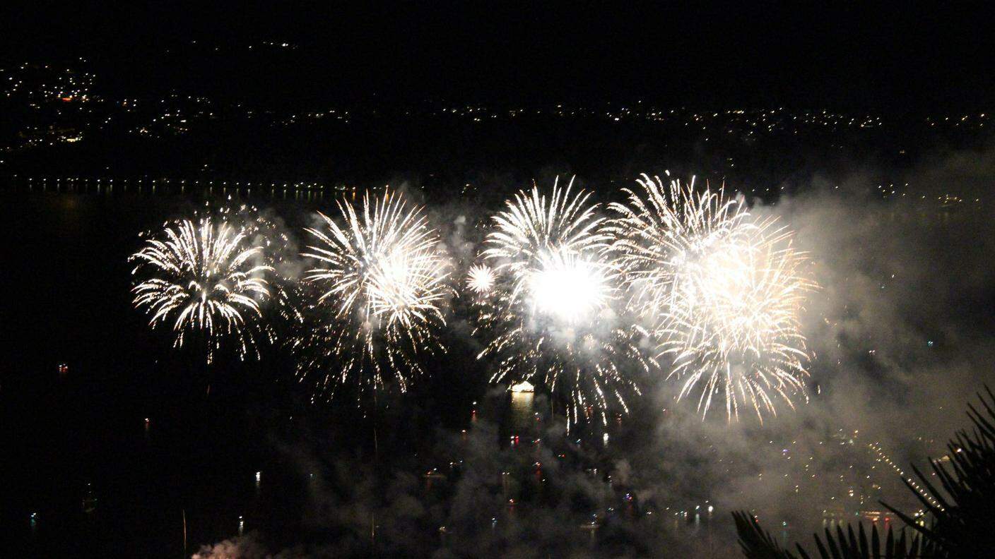 Fuochi d'artificio nel golfo di Locarno