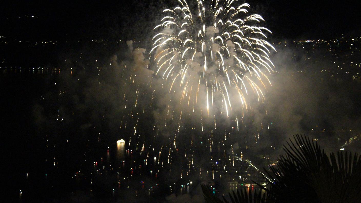 Fuochi d'artificio nel golfo di Locarno