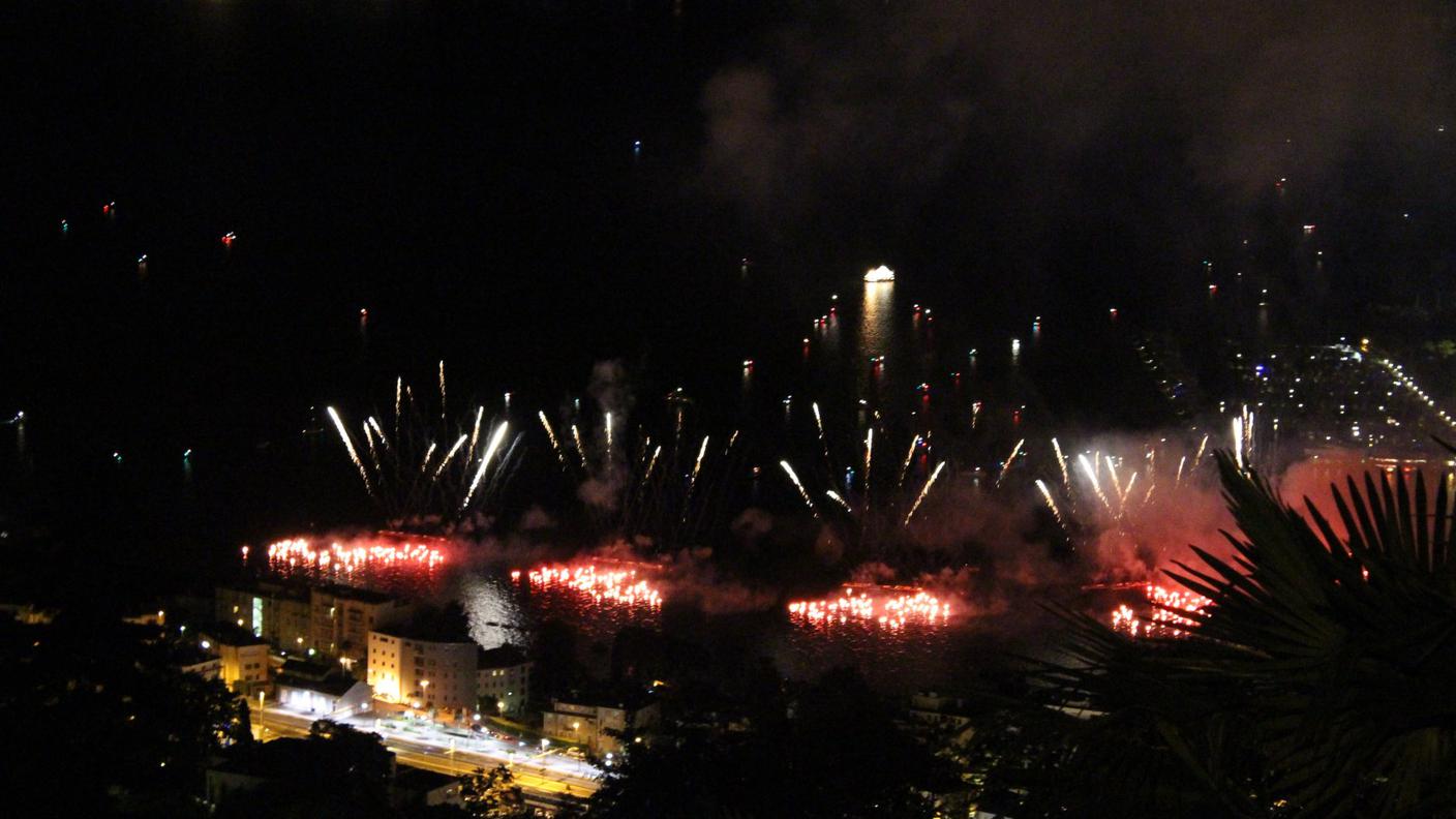 Fuochi d'artificio nel golfo di Locarno