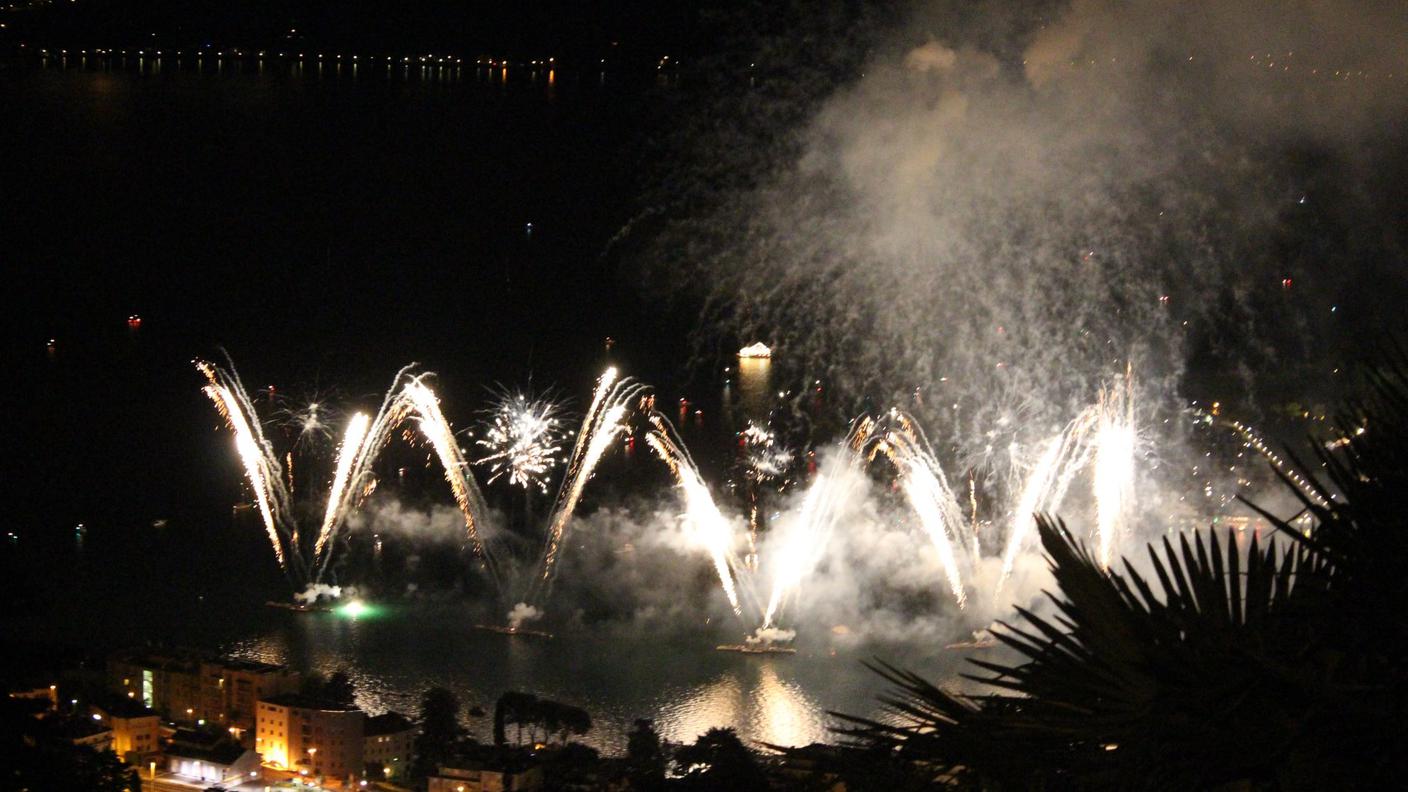 Fuochi d'artificio nel golfo di Locarno