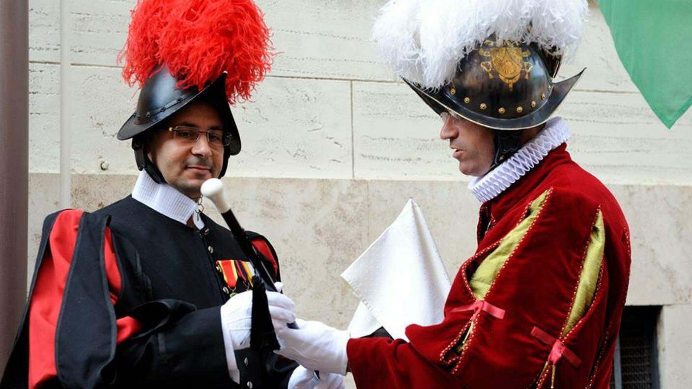 Tiziano Guarnieri al momento del congedo con il casco ornato dalla piuma rossa degli alabardieri e dei sottufficiali