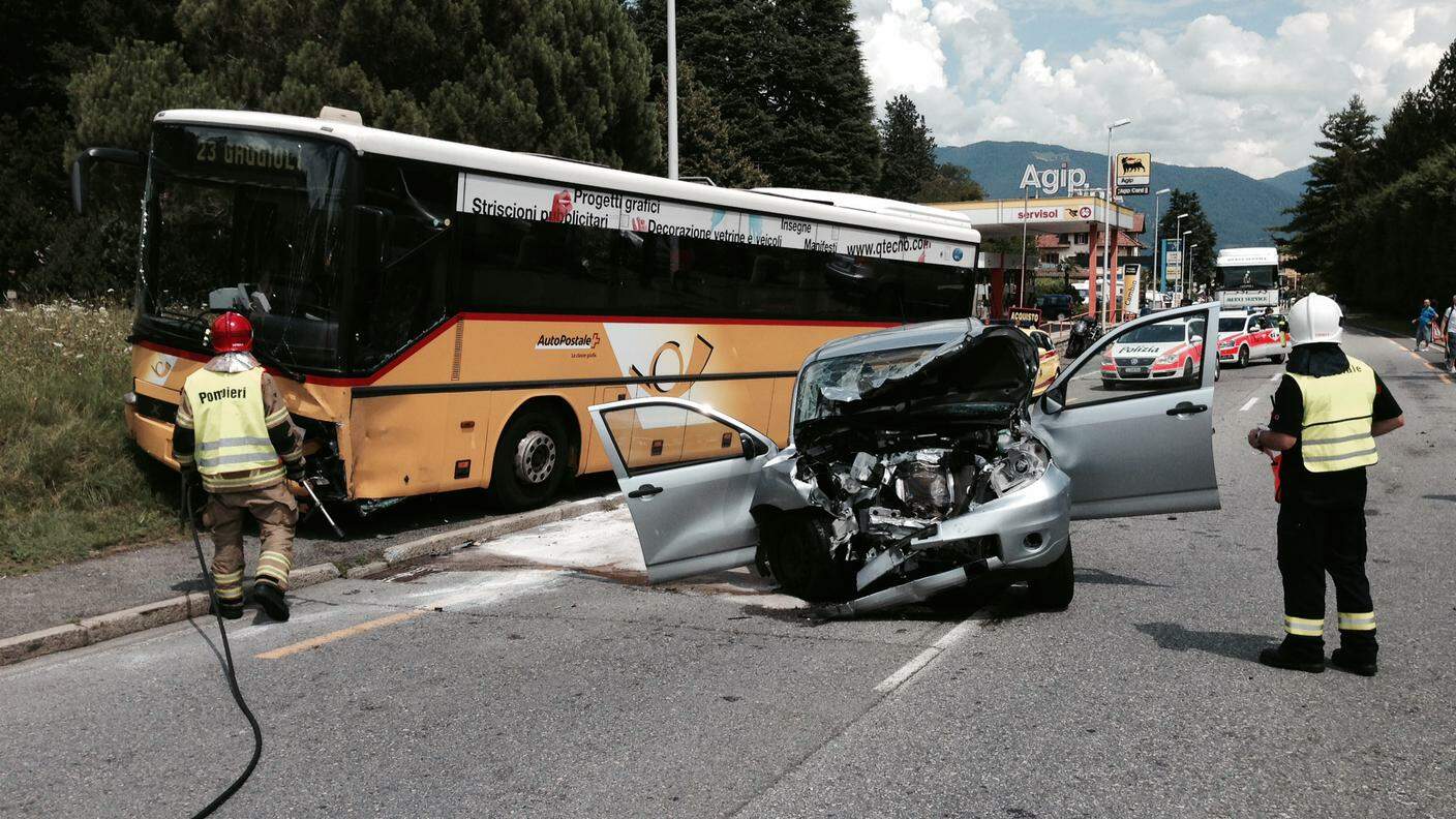 Il bus e una delle auto danneggiate