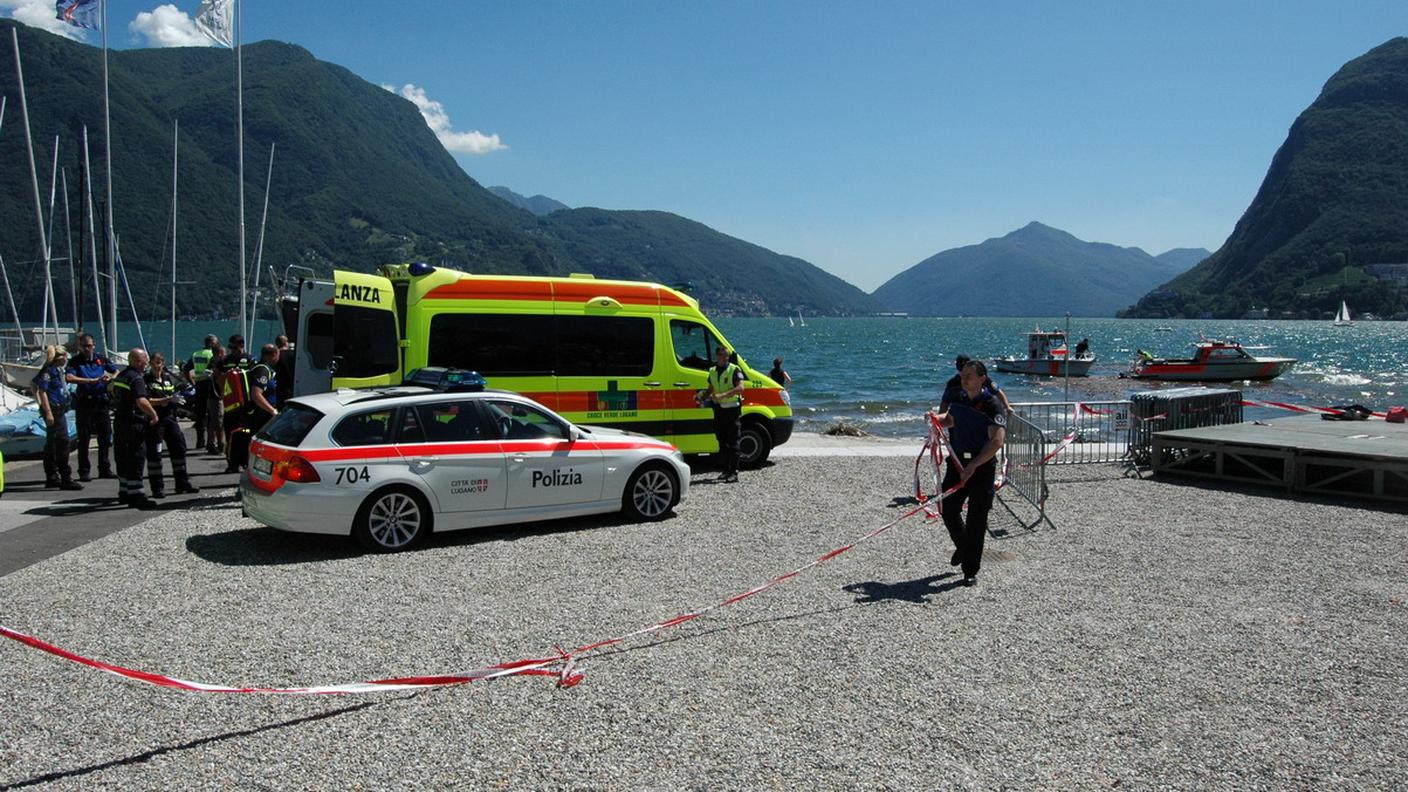 Gli agenti levano le barriere dopo l'intervento