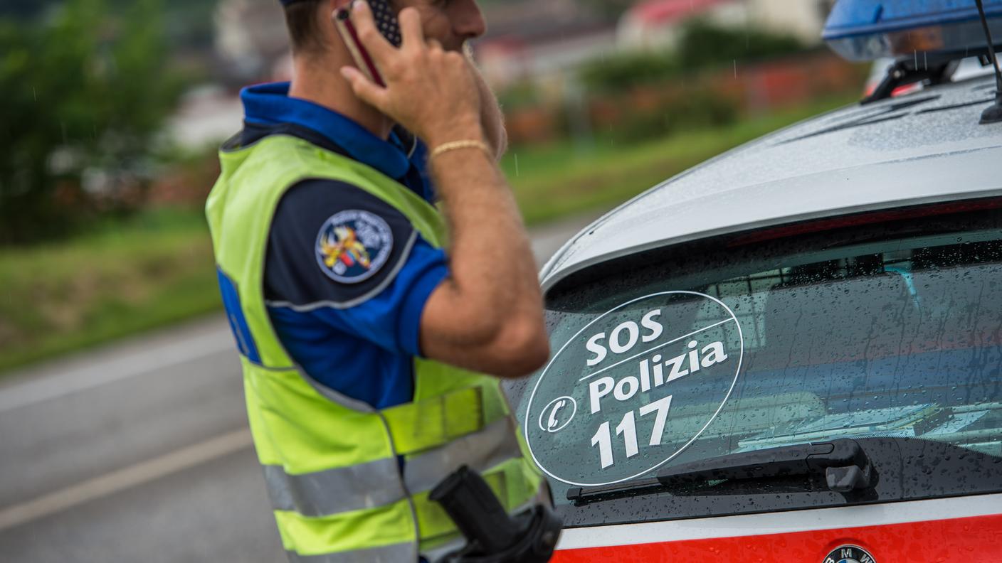 L'uomo è stato ammanettato dagli agenti della polcantonale