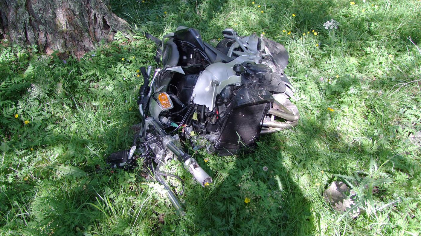 La moto distrutta lunedì nei pressi di Pontresina