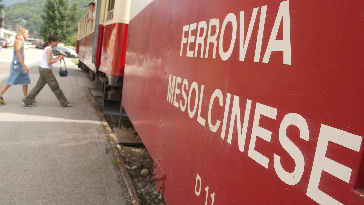 Un convoglio della Ferrovia mesolcinese alla stazione di Cama