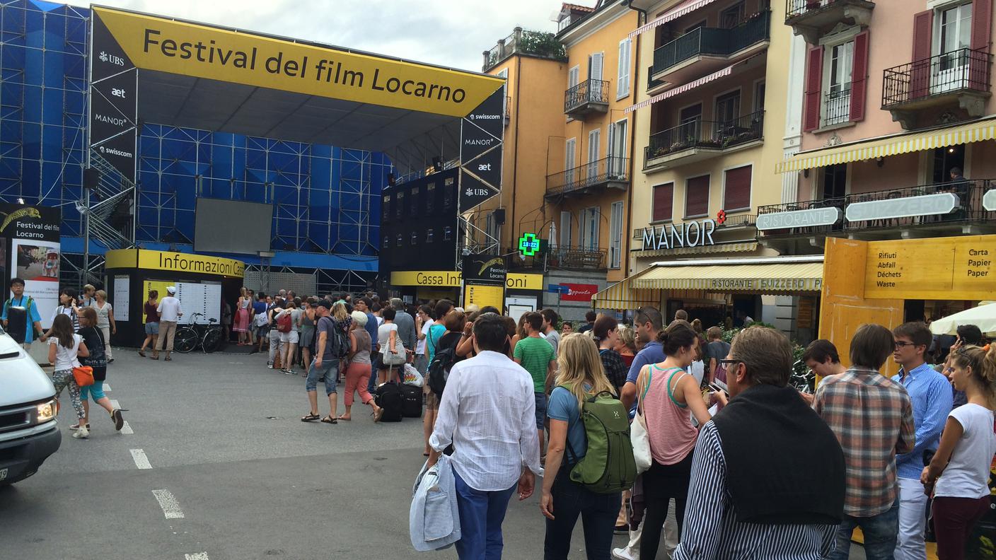 Lunga fila all'entrata di Piazza Grande