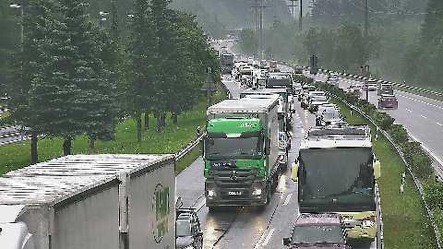 Veicoli incolonnati al portale sud del S. Gottardo