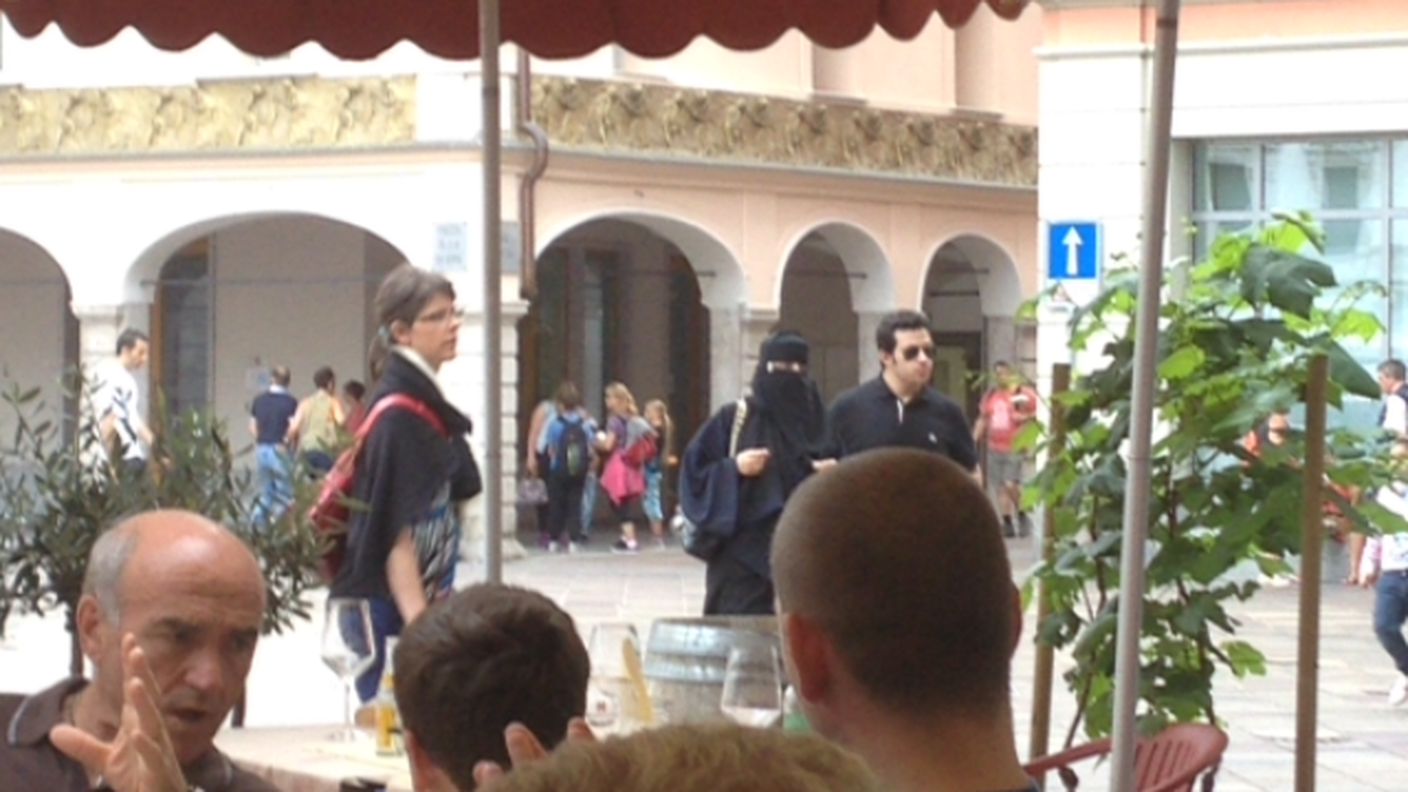 Una donna con il burqa a Lugano il 9 agosto 2014