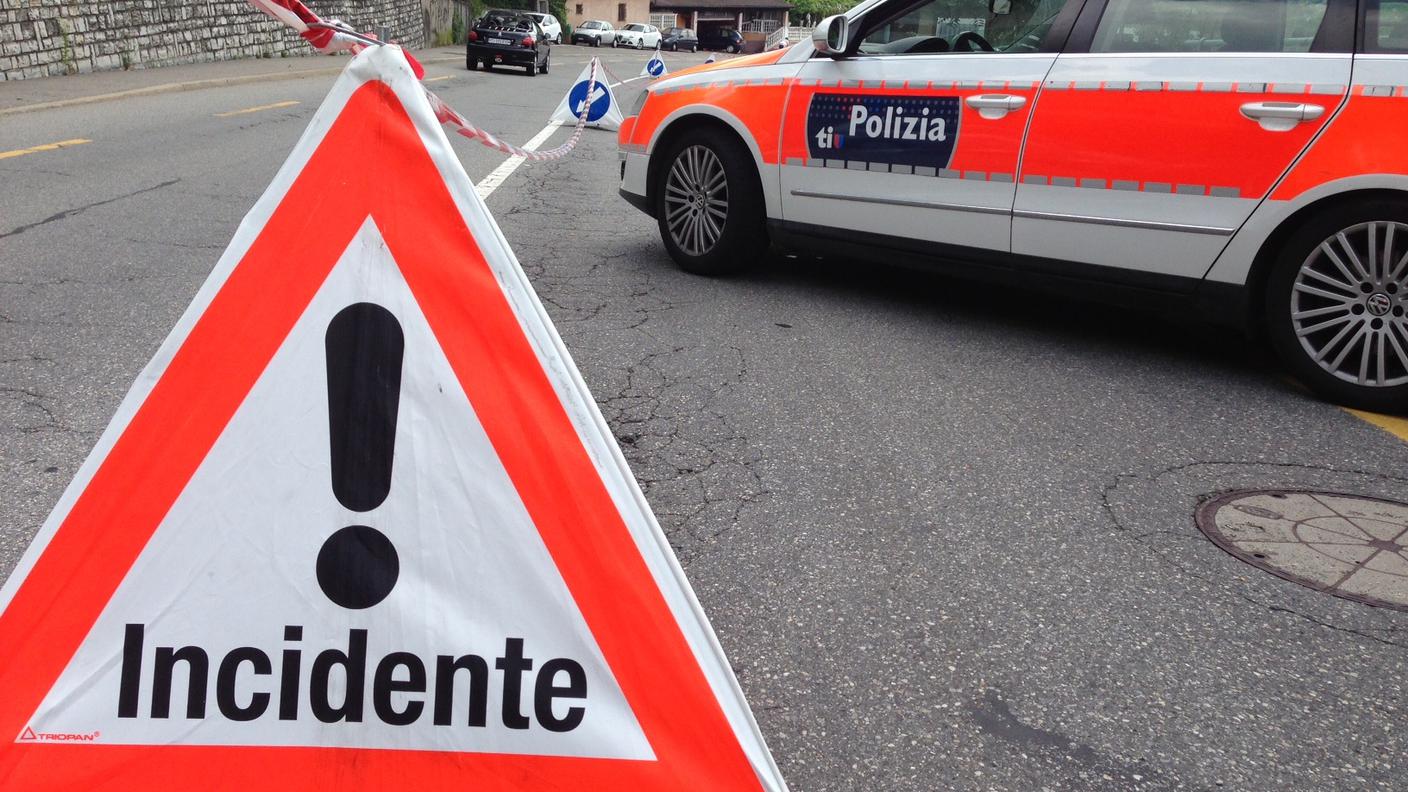 La donna si è ferita cadendo con la bici sulla strada cantonale