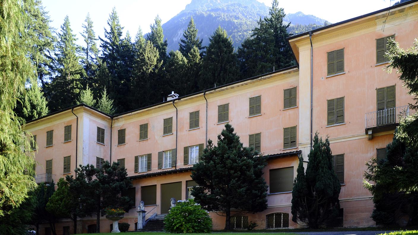 Lo stabile delle vecchie terme chiuse anni fa