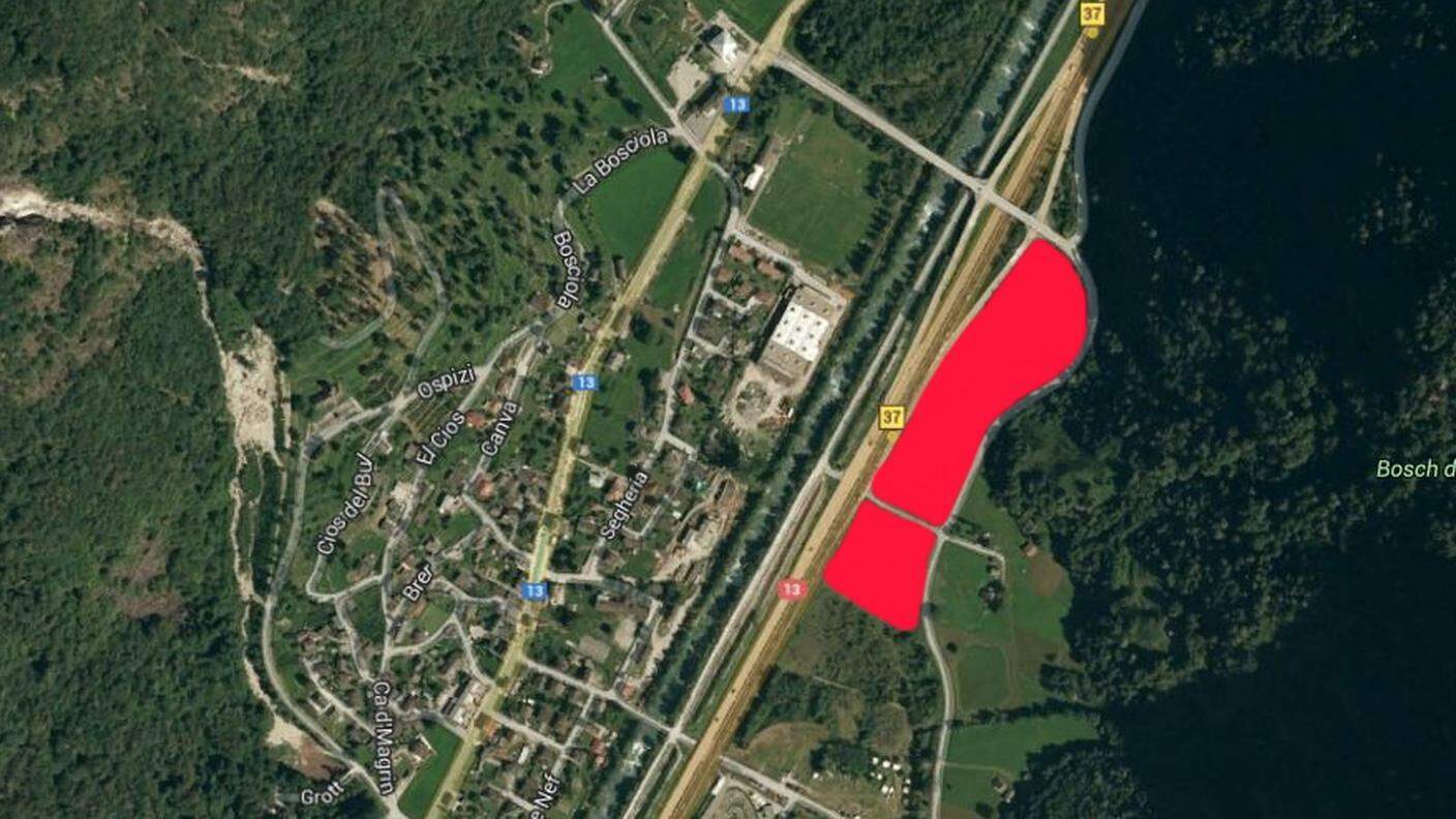 La Swiss Alpine Fish si insedierà su parte del terreno (in rosso) di proprietà patriziale vicino allo svincolo dell'A13