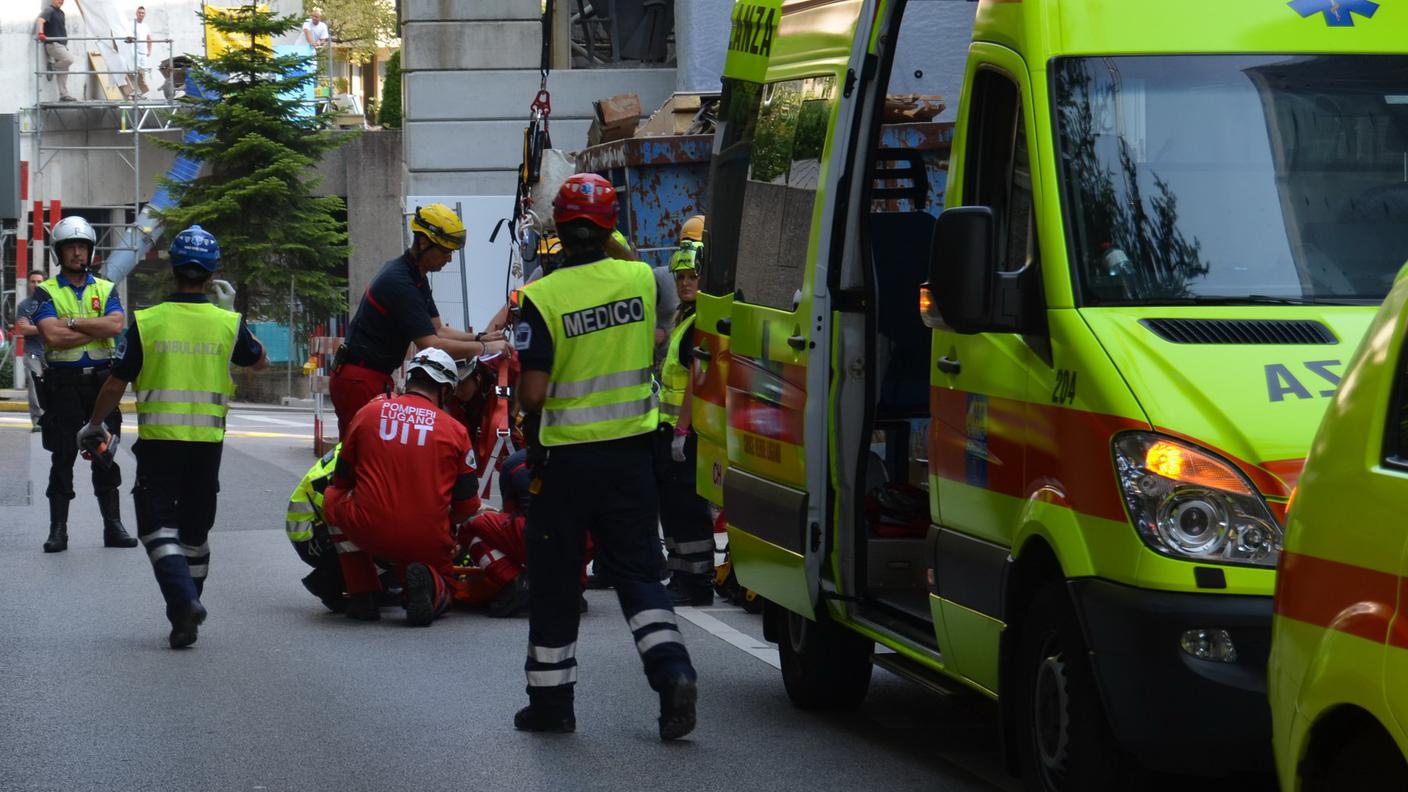 Soccorritori al lavoro sul luogo dell'incidente