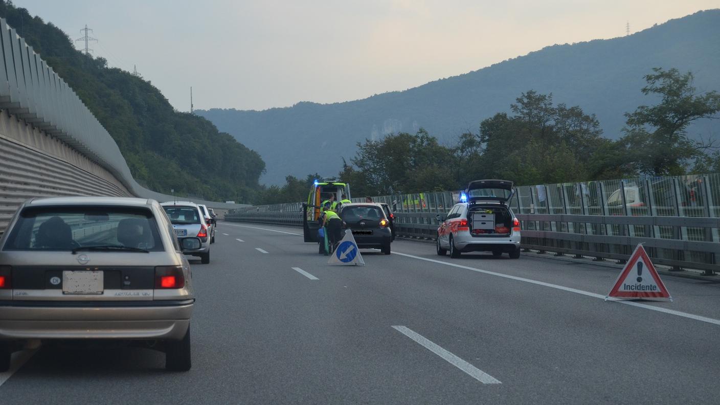 Soccorritori e polizia sull'autostrada A2