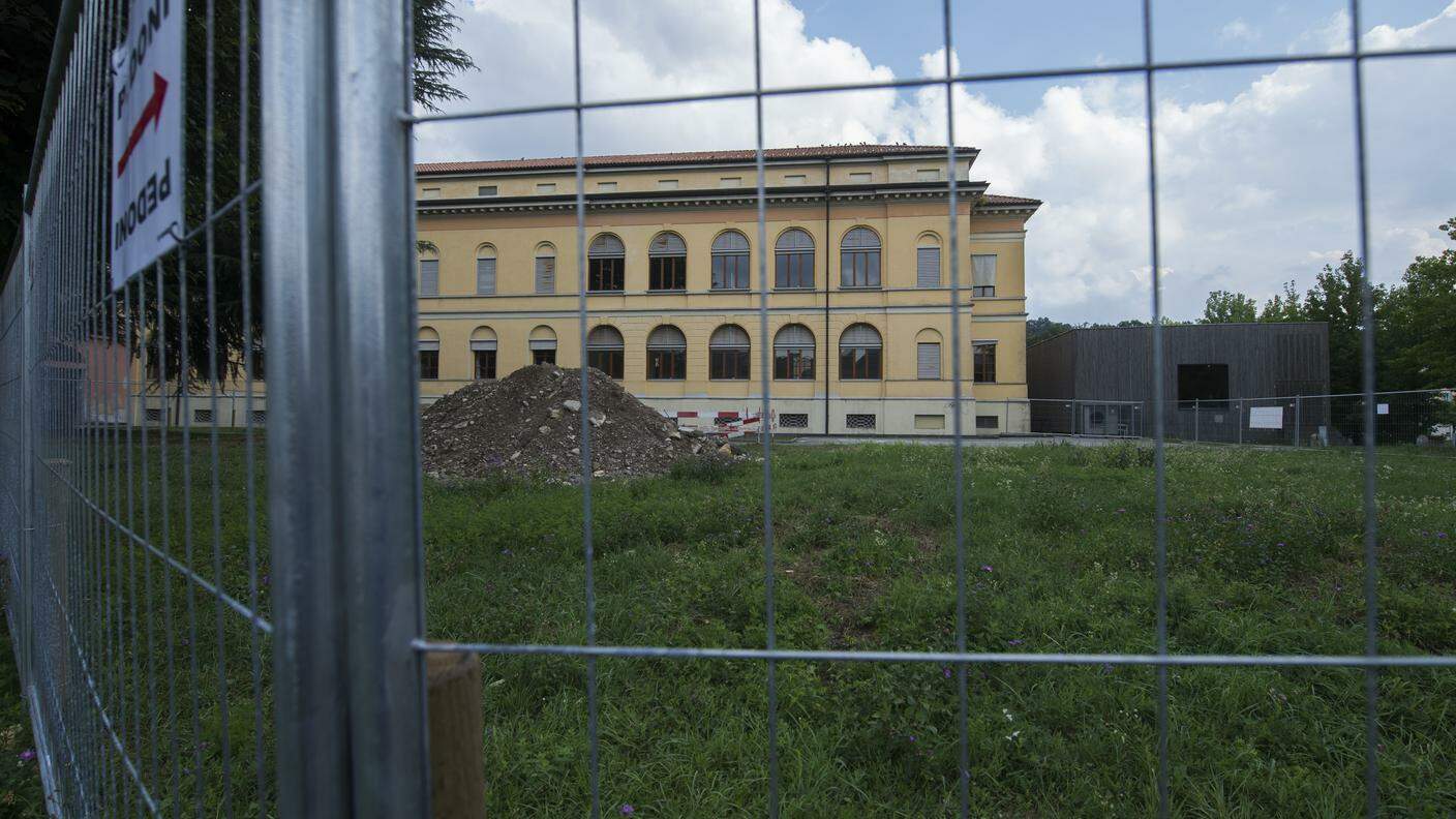 Sullo sfondo palazzo Turconi, sede dell'Accademia