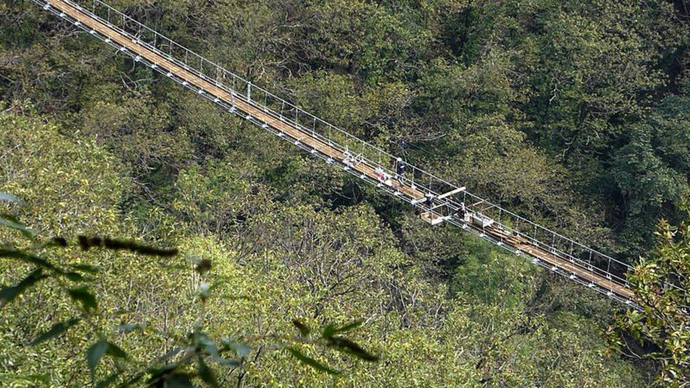 Il ponte sospeso nel vuoto a 130 metri di altezza ha ora un "pavimento"