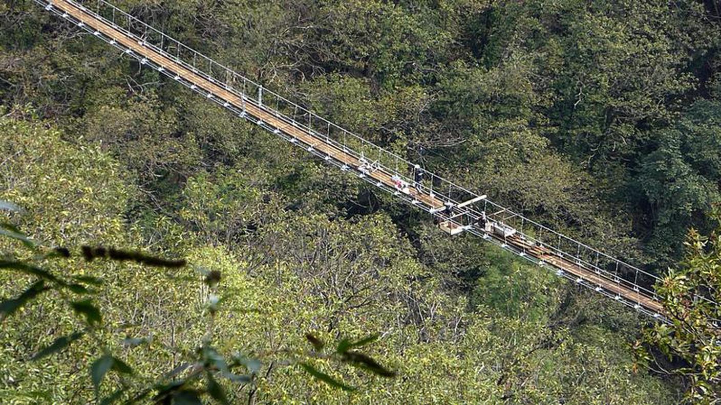 Il ponte sospeso nel vuoto a 130 metri di altezza ha ora un "pavimento"