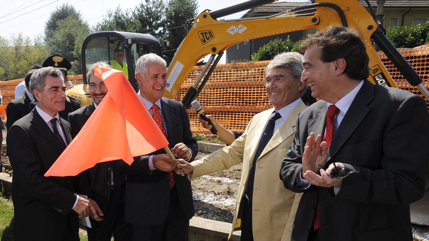 Era il 24 luglio 2009, l’avvio lavori in Italia della linea ferroviaria Mendrisio - Varese - Malpensa; l'amministratore delegato del gruppo FS Mauro Moretti, l'assessore ai rrasporti della Regione Lombardia Raffaele Cattaneo, il presidente della Regione Lombardia Roberto Formigoni, il viceministro italiano delle Infrastrutture Roberto Castelli e il consigliere di Stato Marco Borradori, Direttore del Dipartimento del territorio