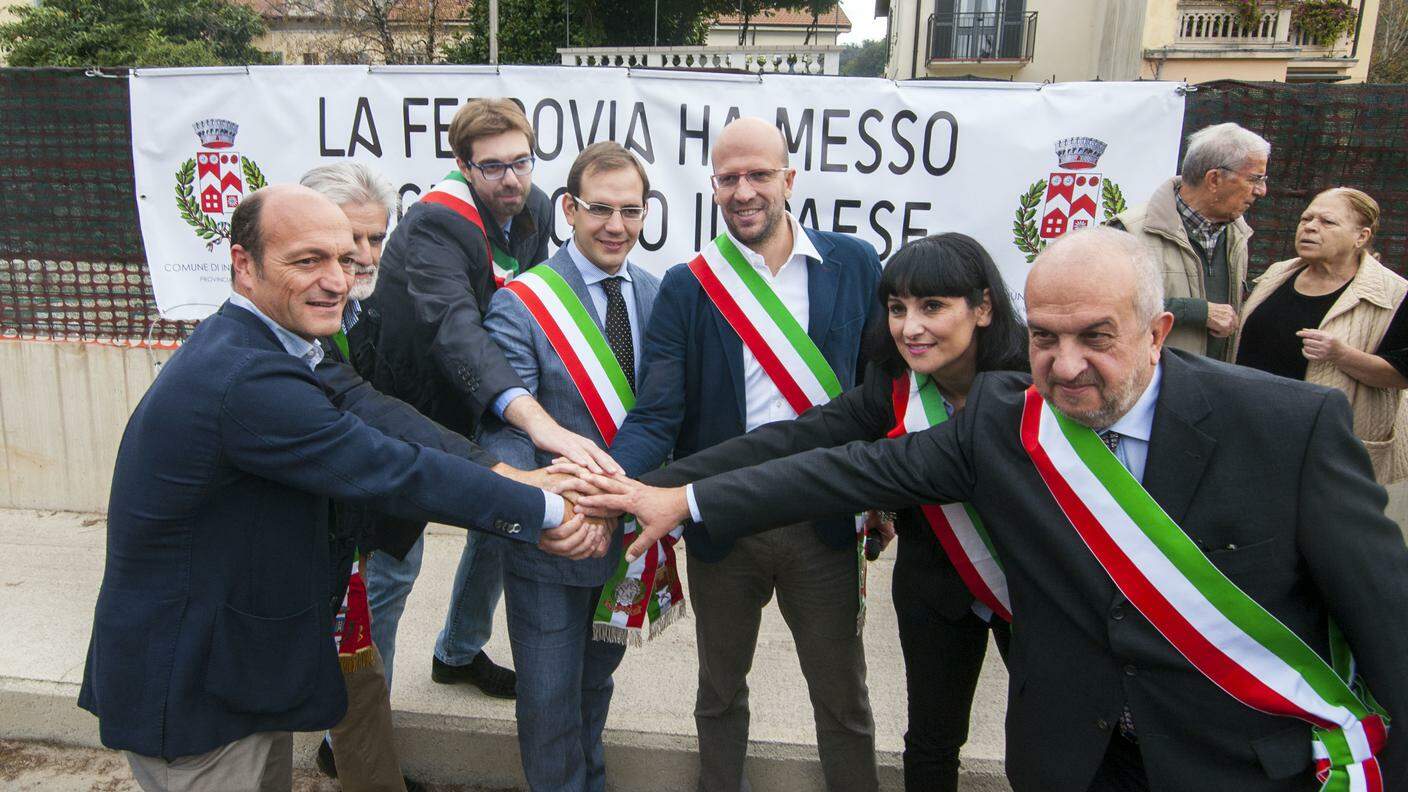 Il sindaco di Induno Olona, Marco Cavallin, al centro, con gli altri colleghi  esasperati per i ritardi