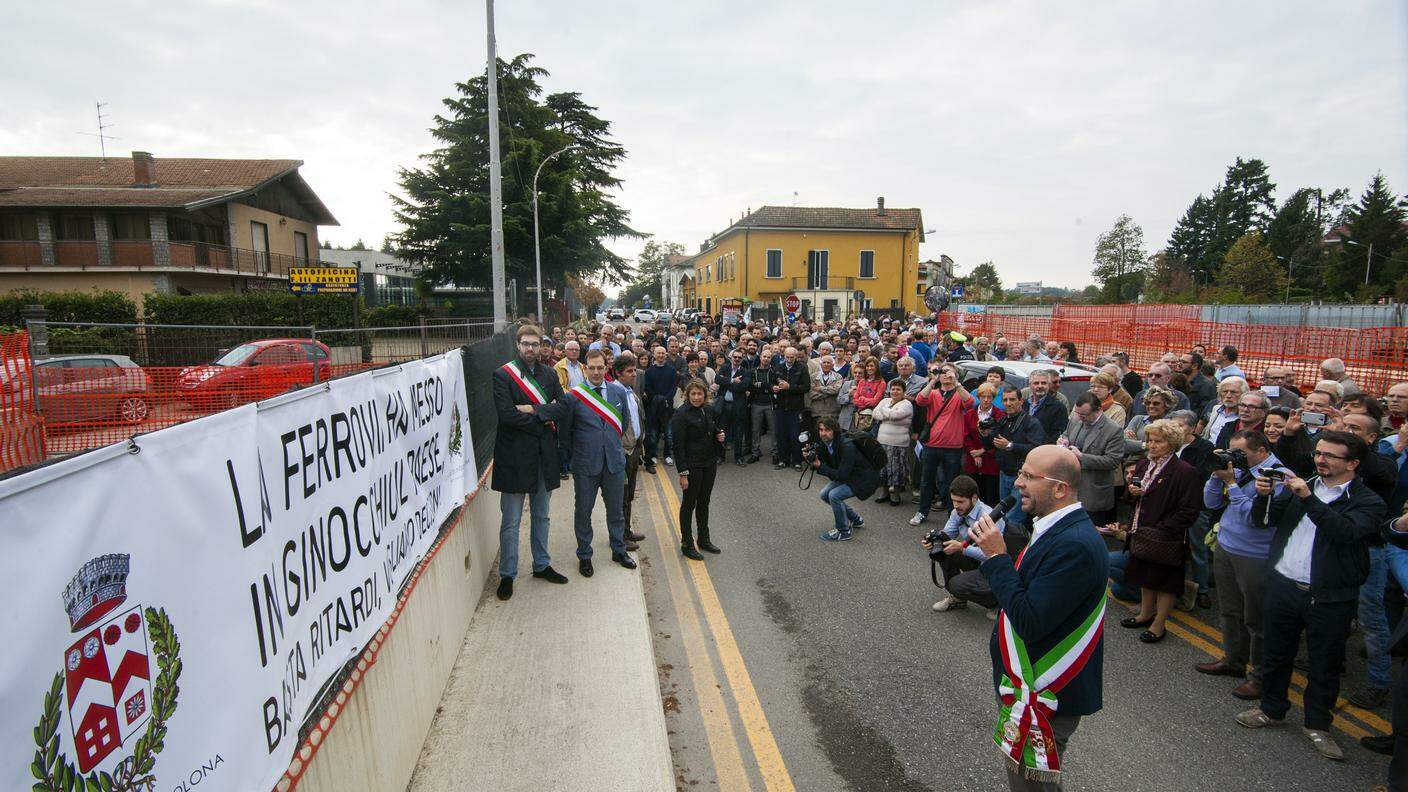 Il cartellone srotolato al termine della manifestazione recita: "La ferrovia ha messo in ginocchio il paese, basta ritardi vogliamo decisioni"