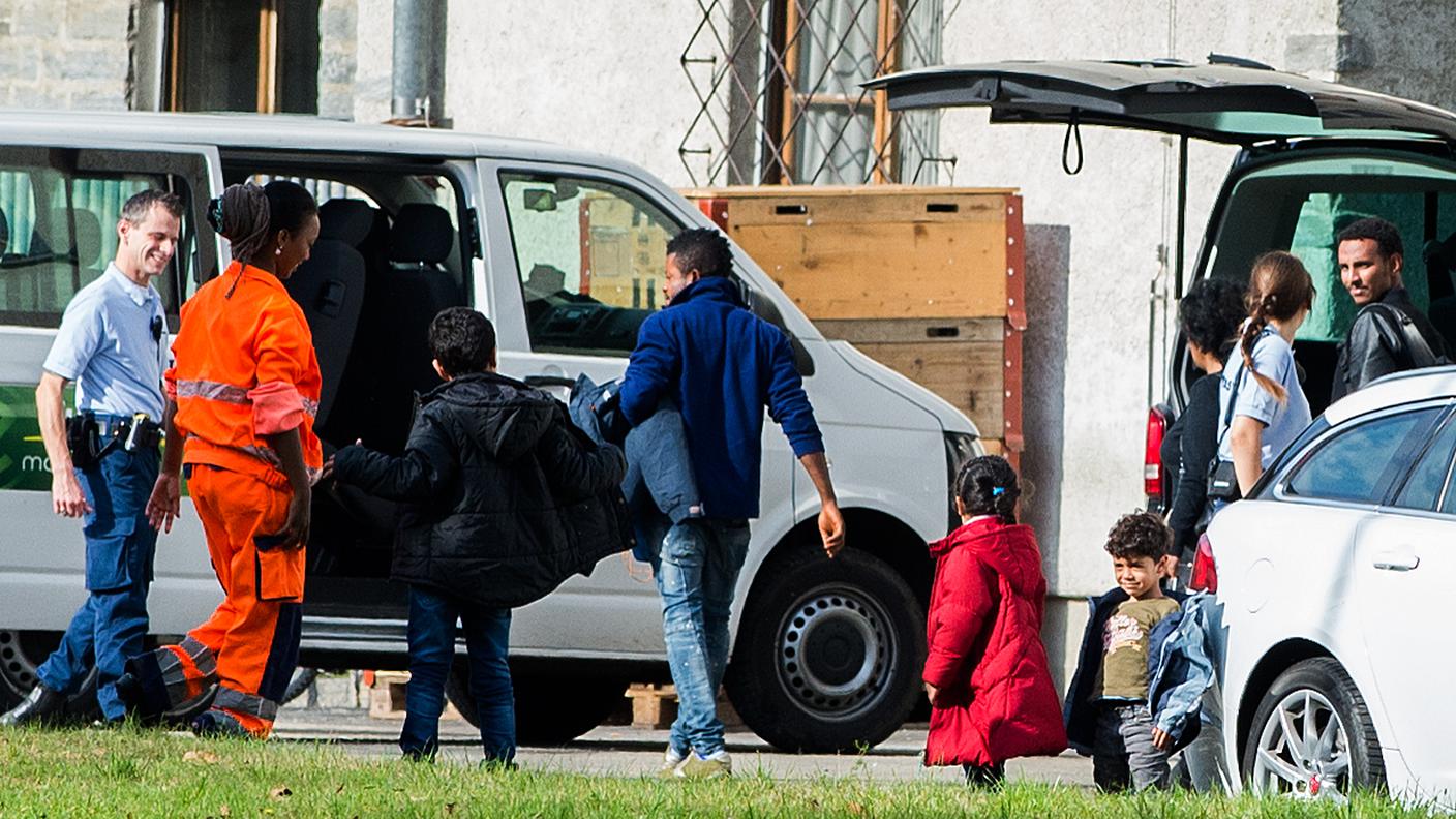 I primi asilanti a Losone dopo il loro ingresso nella ex caserma