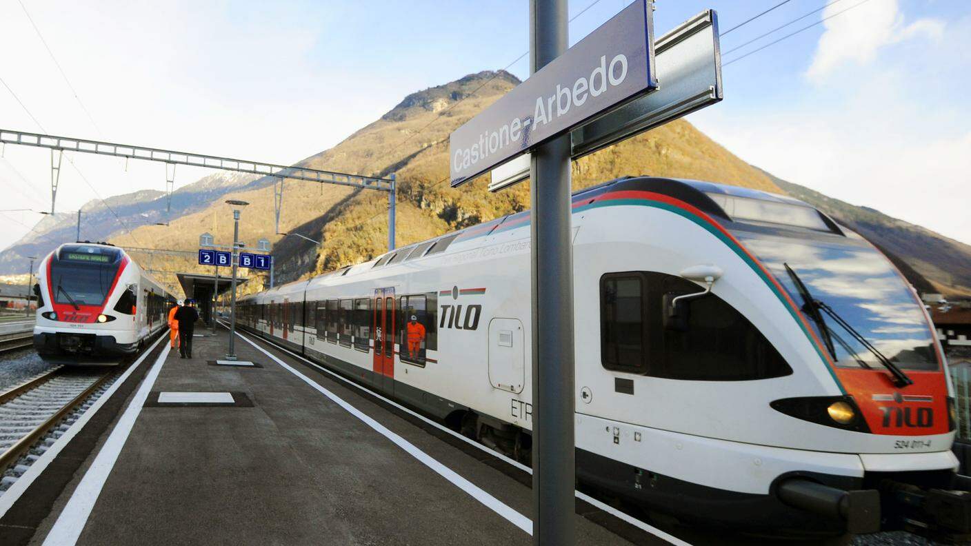Due treni Tilo a a Castione